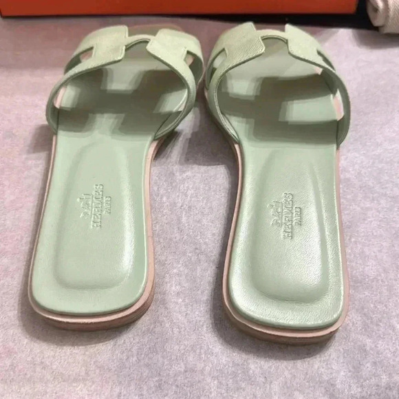 HERMES ORAN SANDALS 
VERT JADE
NEW IN BOX FULL SET - Picture 9 of 11
